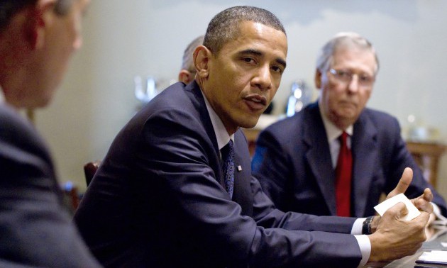US President Barack Obama (C) meets with