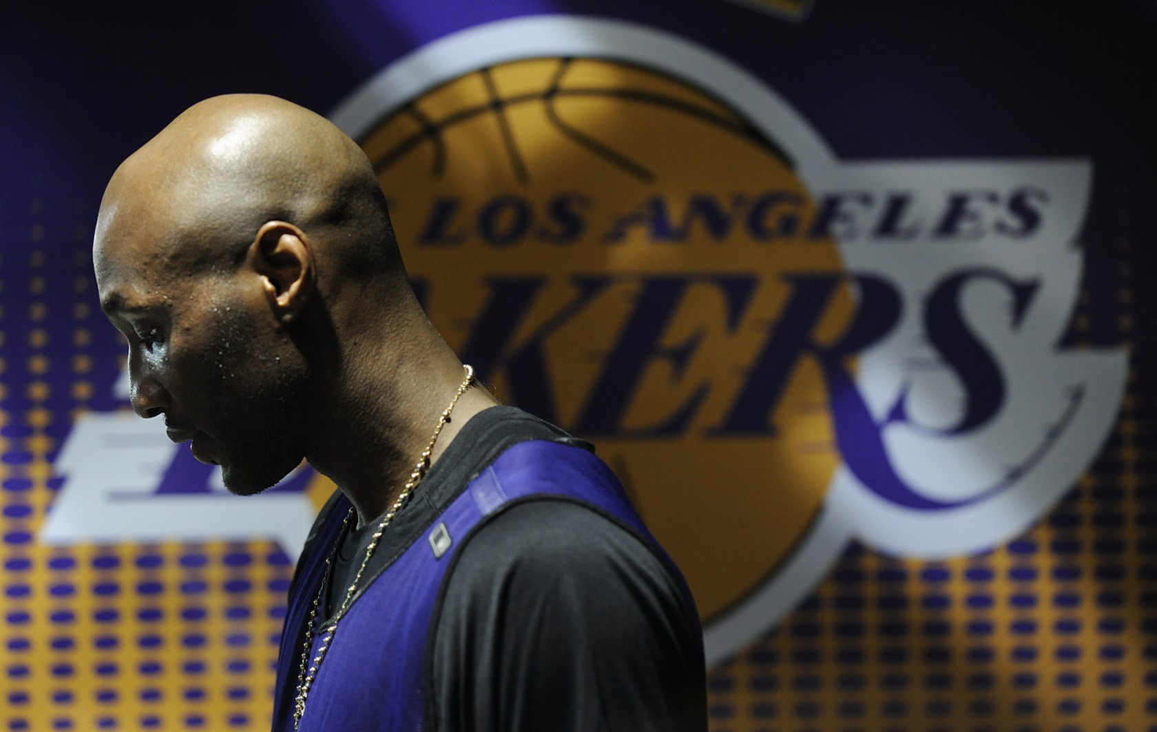 Lakers Lamar Odom walks to the locker room after pratcice at the Staples Center Friday.