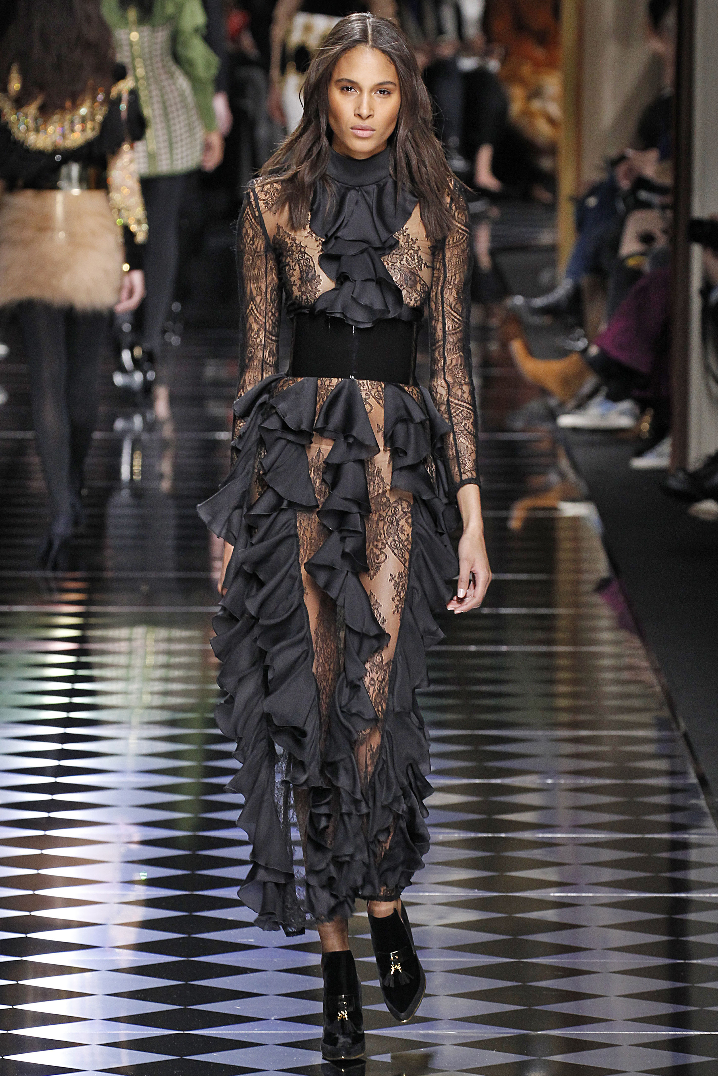 Balmain : Runway - Paris Fashion Week Womenswear Fall/Winter 2016/2017