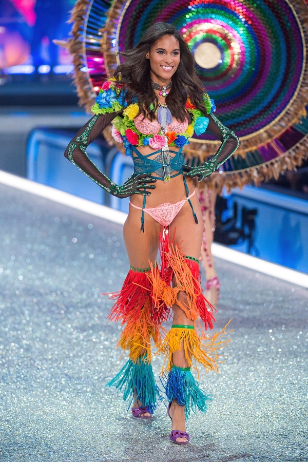 2016 Victoria's Secret Fashion Show in Paris - Show