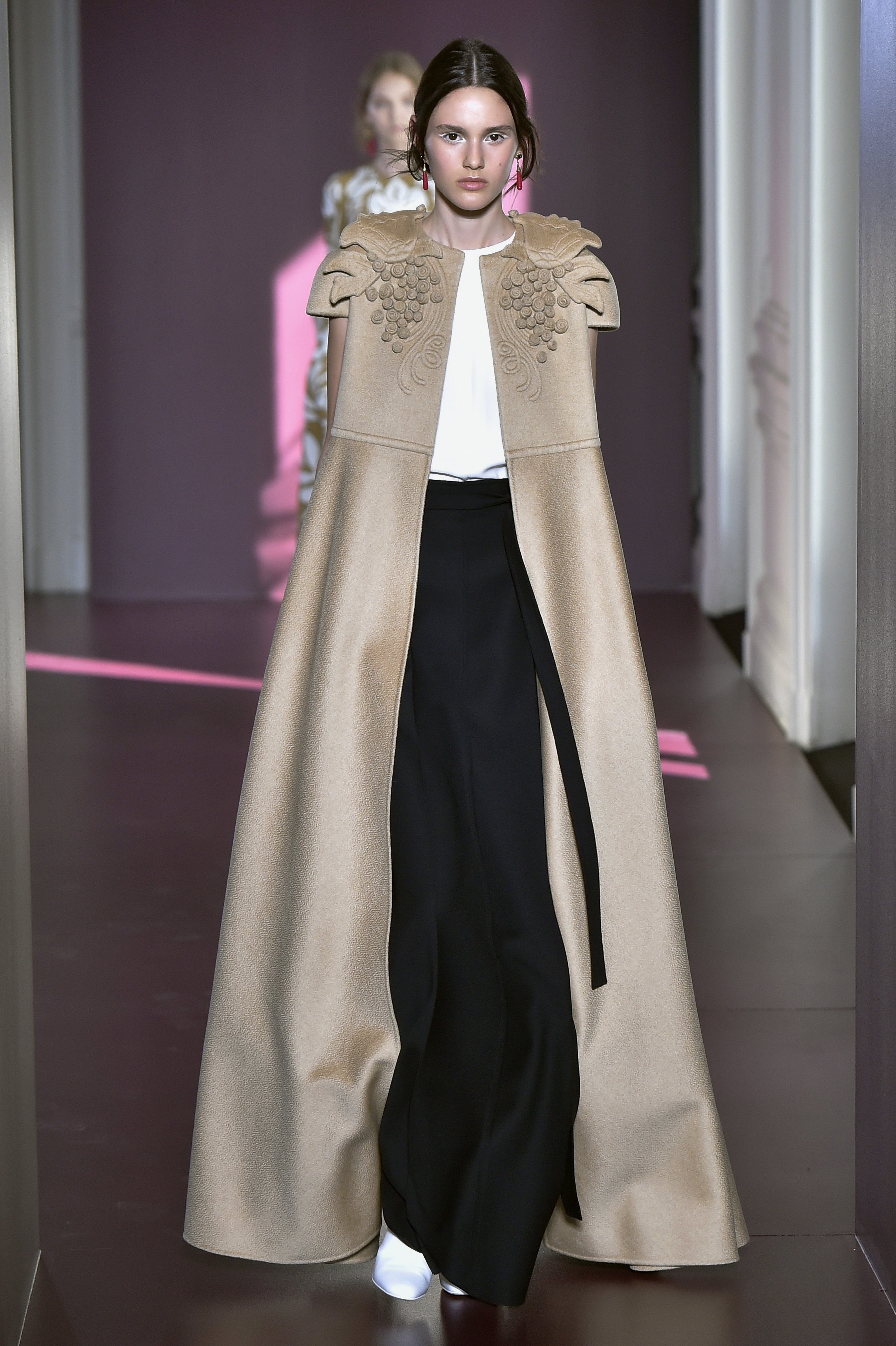 Valentino - Couture Fall 2017 Runway - Paris Haute Couture Fashion Week