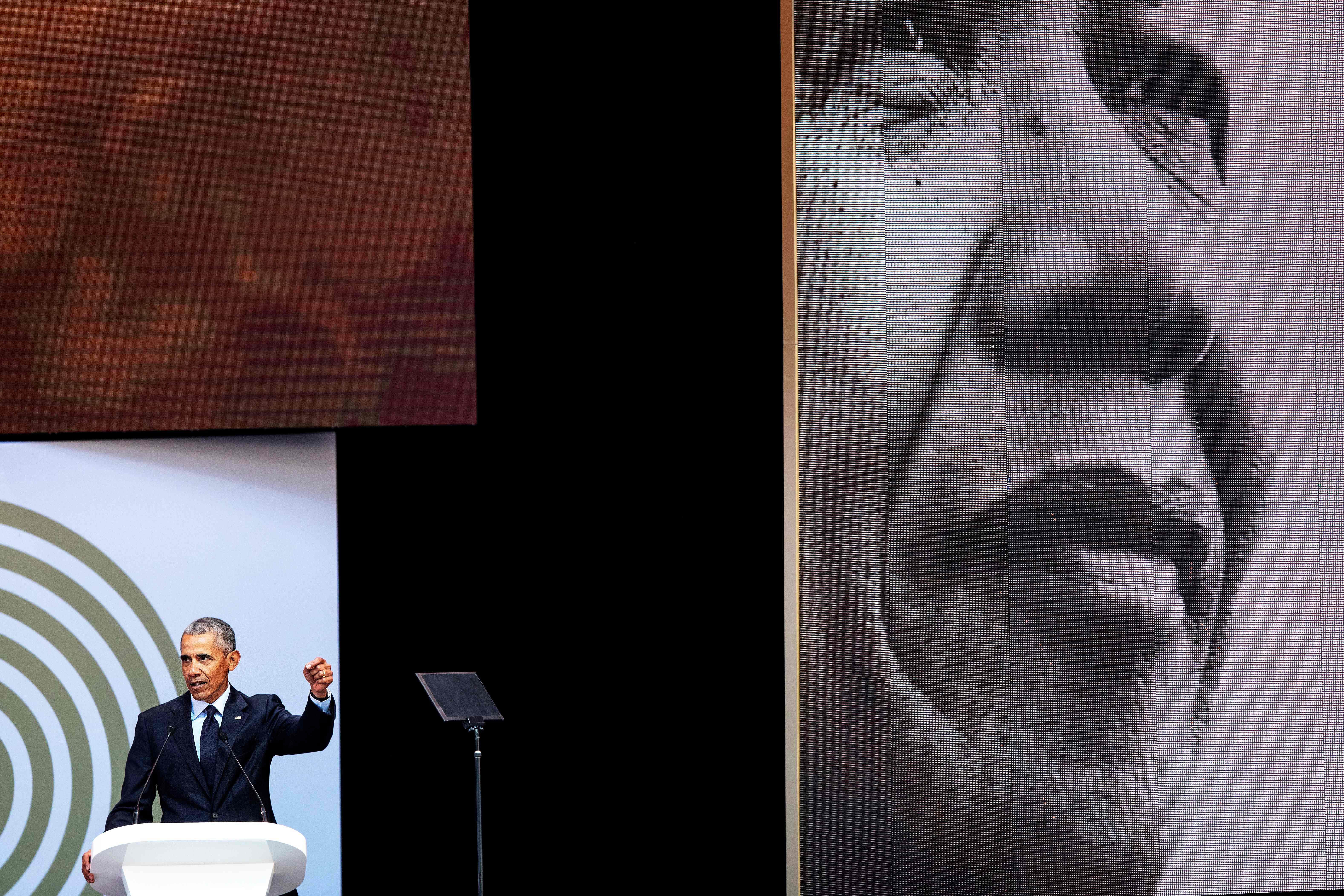 TOPSHOT-SAFRICA-US-POLITICS-PEOPLE-OBAMA-MANDELA