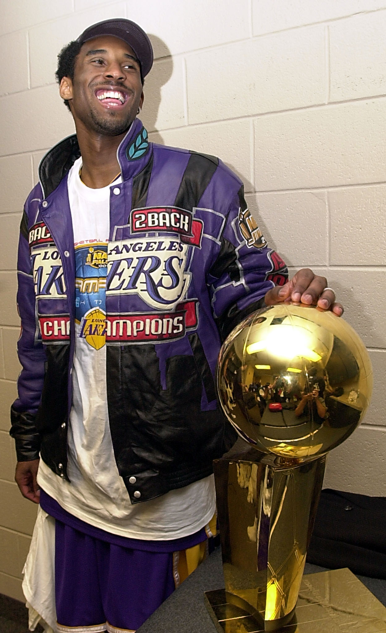 BKN-FINALS-LAKERS-76ERS-KOBE-TROPHY 3