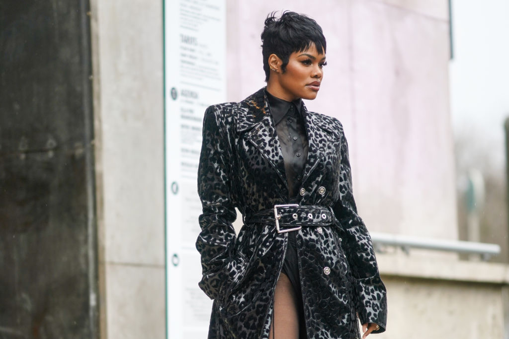 Street Style - Paris Fashion Week - Womenswear Fall/Winter 2020/2021 : Day Three