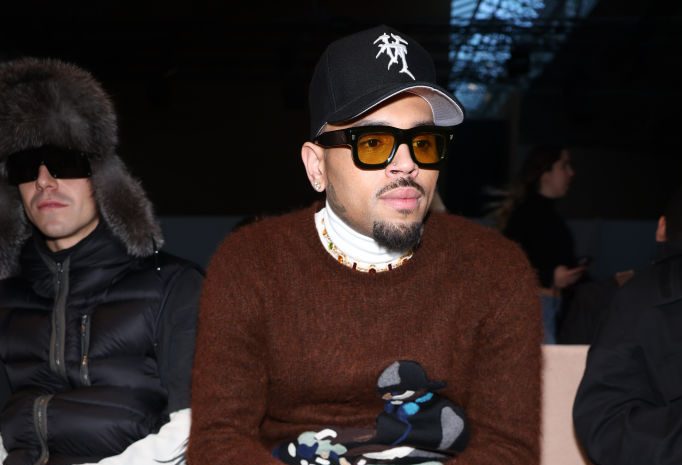 crhis brown Amiri : Front Row - Paris Fashion Week - Menswear Fall/Winter 2024-2025
