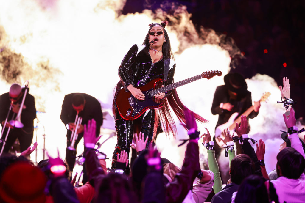 Super Bowl LVIII Halftime Show, Usher, H.E.R., guitar, 