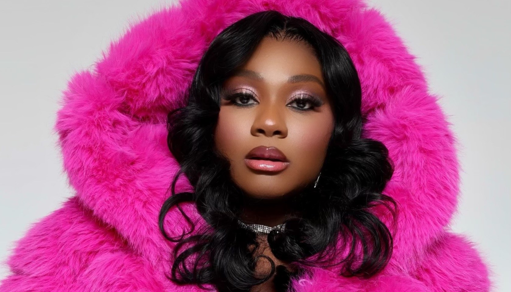 Lizzen style in pink fur coat
