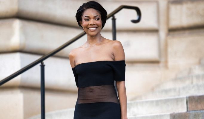 Street Style - Paris Fashion Week - Haute Couture Spring-Summer 2025 - Day One
