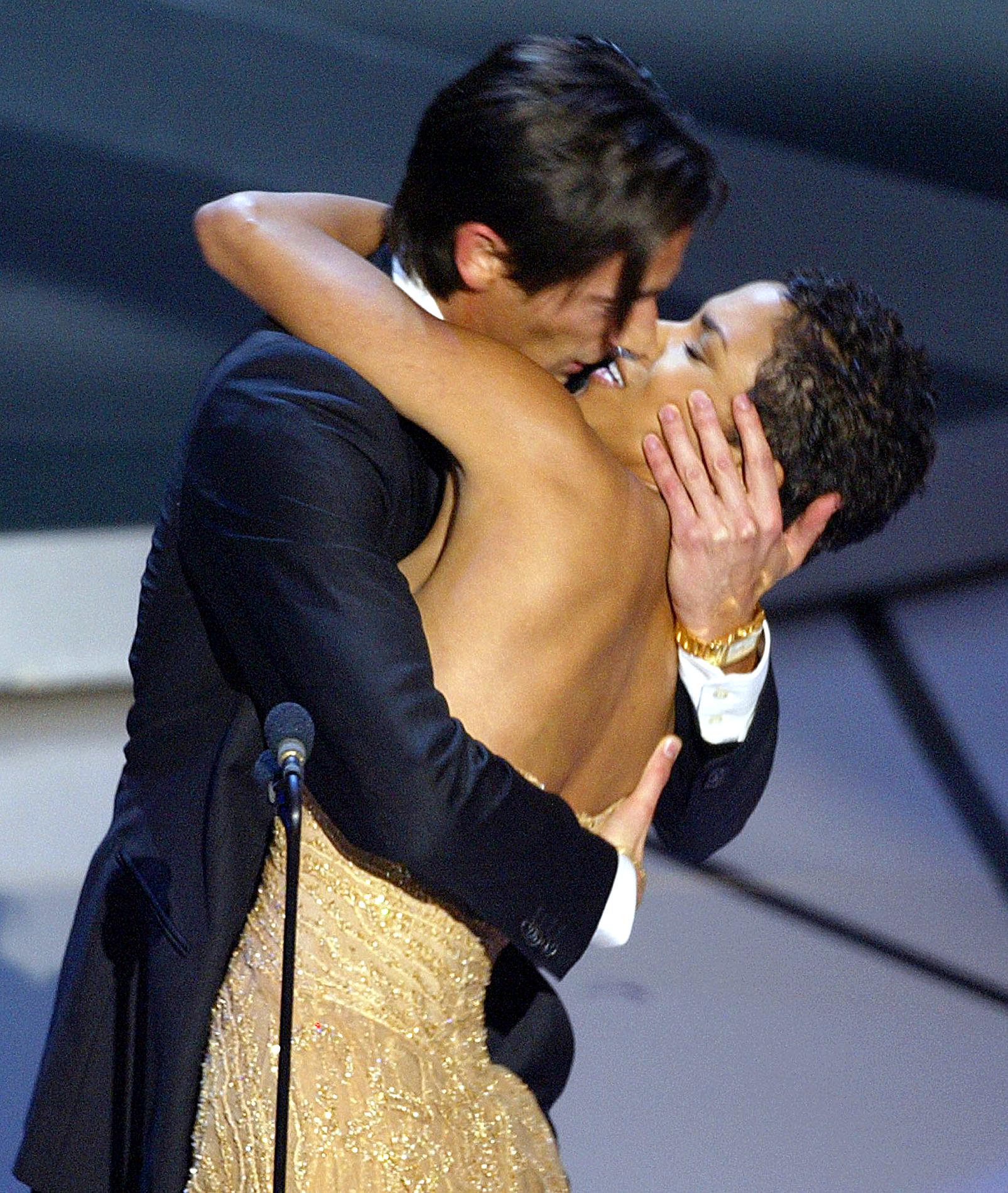 halle berry kisses adrien brody