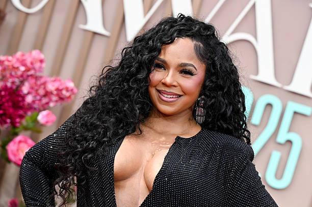 Get The Look: High-Shine Curls Is Your New Summer 'Do